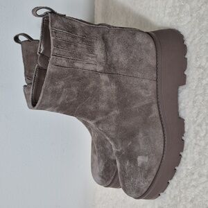 Vincent Camuto Women's Neframes Tan Suede Ankle Boot 8M